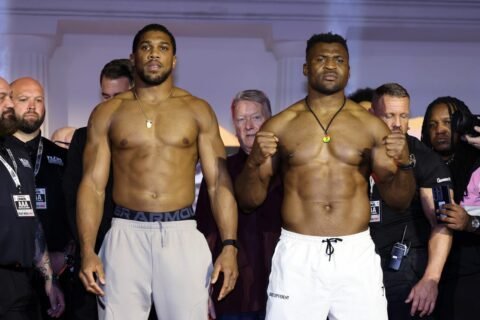 Anthony Joshua remporte la victoire par K.-O. dès le 2e round, mettant fin aux espoirs de Francis Ngannou (vidéo)