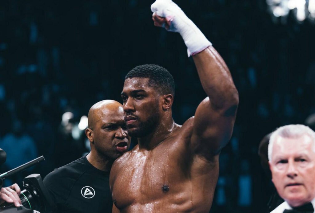 Anthony Joshua ne célèbre pas le KO sur Francis Ngannou