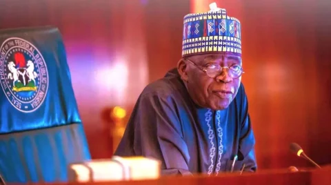 Crise économique au Nigéria : Le président Tinubu réduit le nombre de ministres, imposant l'utilisation de produits locaux, et prend des mesures drastiques