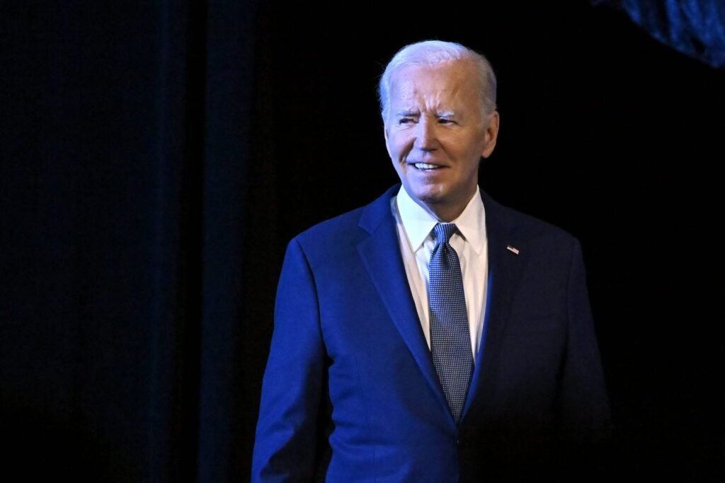 Les drapeaux du capitole en berne intensifient les rumeurs du décès de Joe Biden