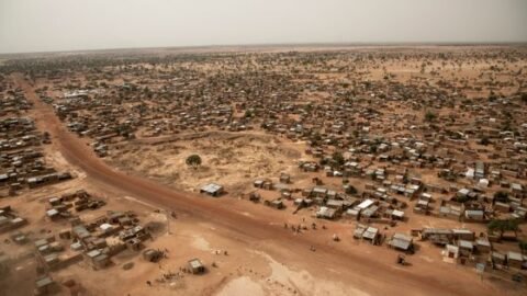 Une rescapée raconte l'horreur du massacre de Barsalogho, cherchant ses frères parmi les corps, après l'attaque jihadiste.