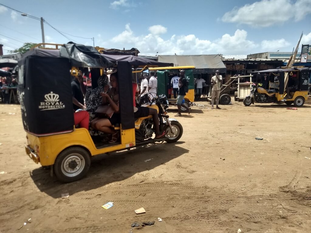 Côte d'Ivoire : Jeunes conducteurs de tricycles à Abidjan