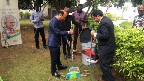 Côte d’Ivoire : L’ambassadeur de l’Inde lance une opération de nettoyage pour la Journée internationale de la non-violence